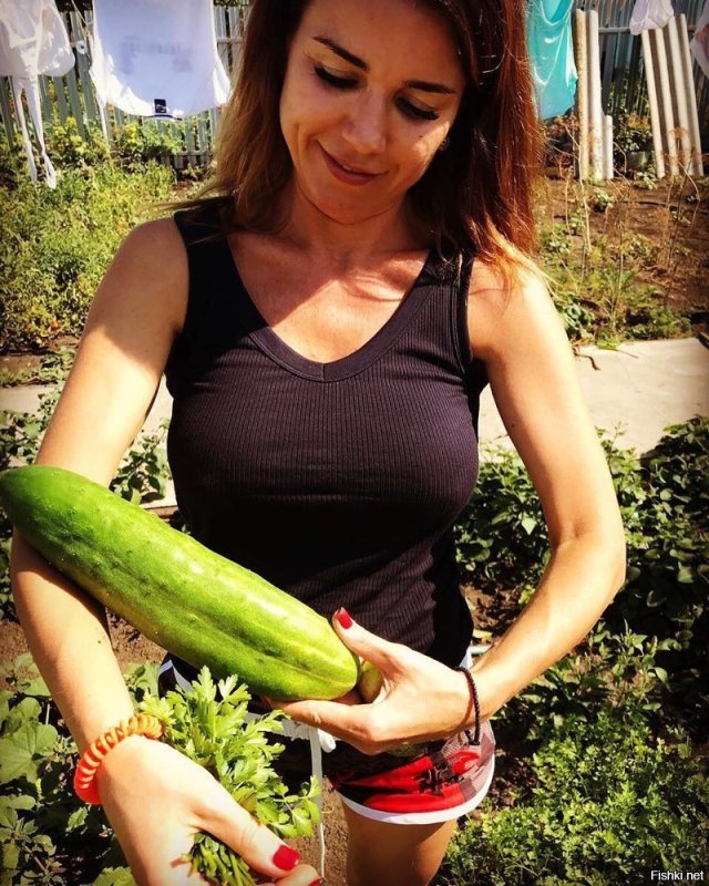 Девушка с огурчиком