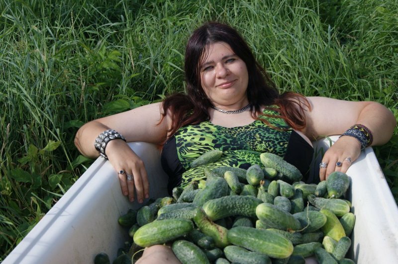 Девушка с кабачком