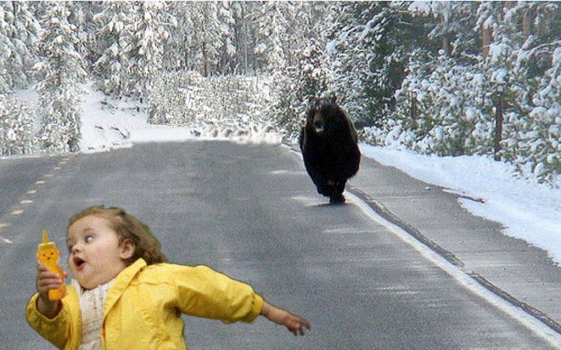 Девочка убегает