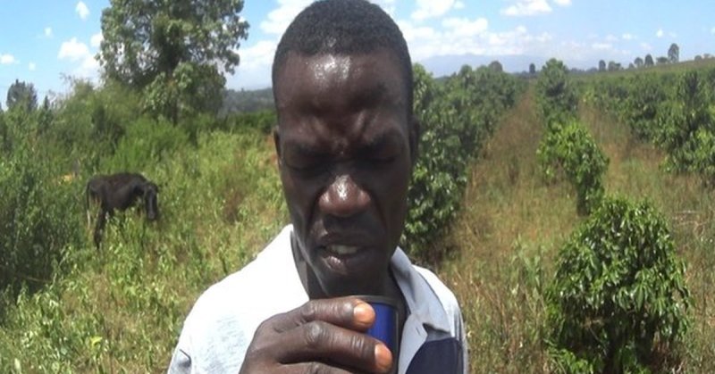 Негр с кофе