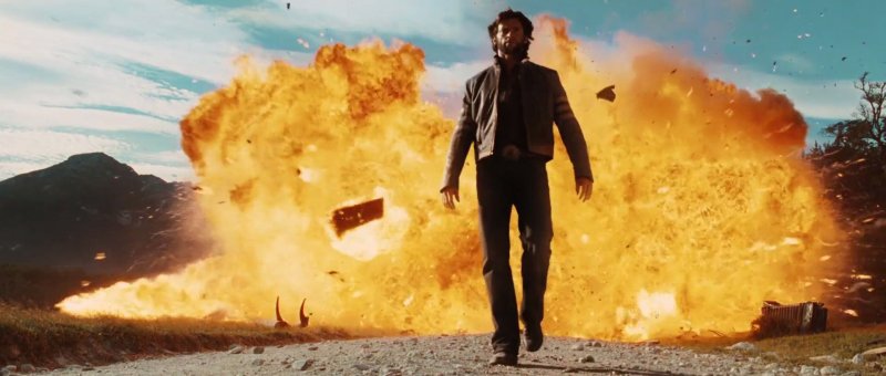 Тони Старк на фоне взрыва