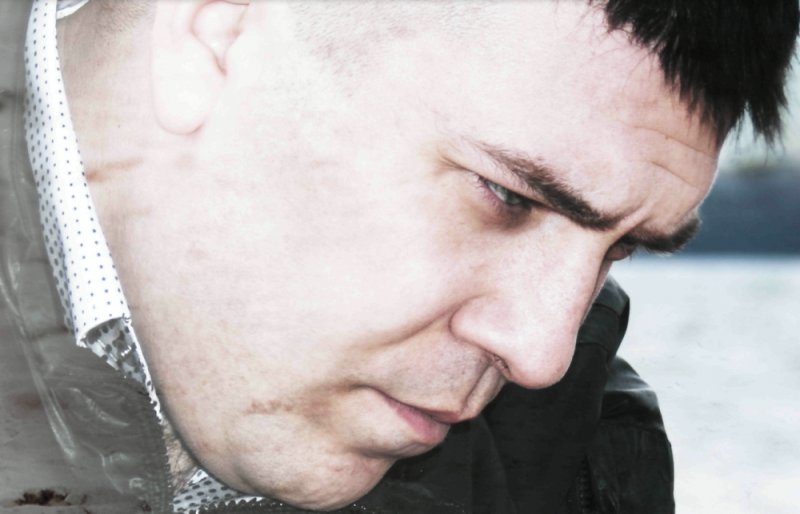 Грустный мужик с песком