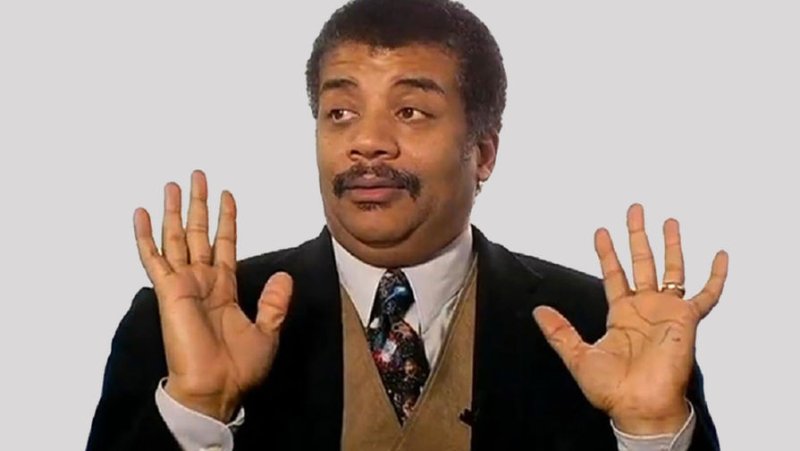 Негр машет рукой