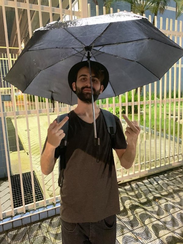 Человек с зонтом Мем