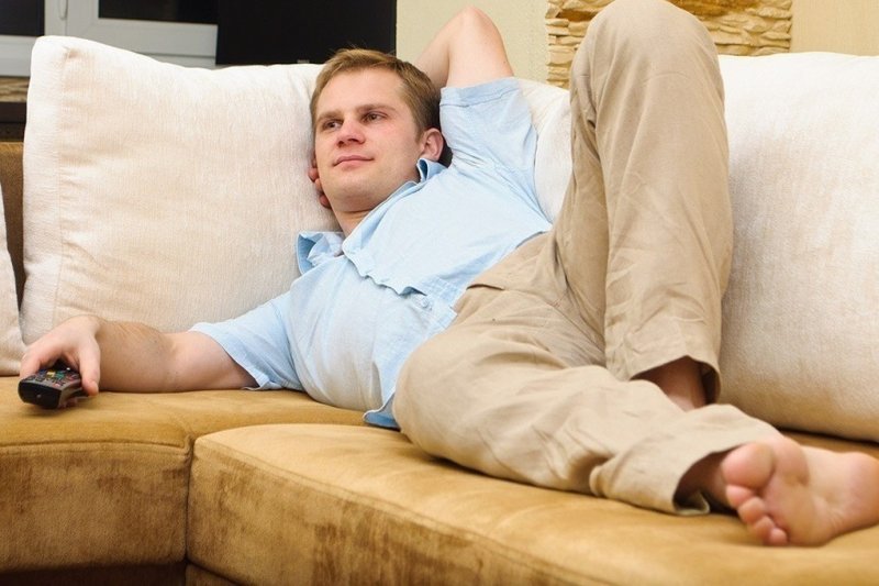 Человек сидит на диване