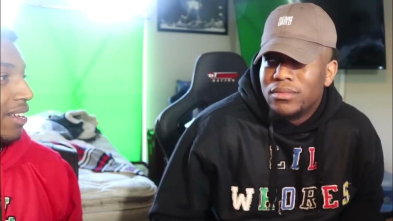 Негр в кепке смеется оригинал