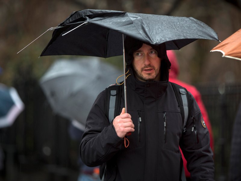 Парень с зонтом