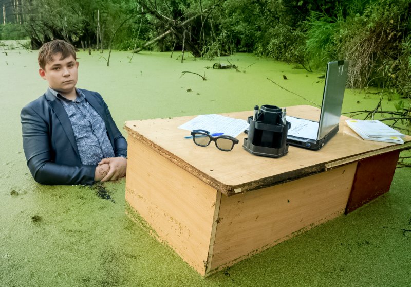 Пацан в болоте за столом