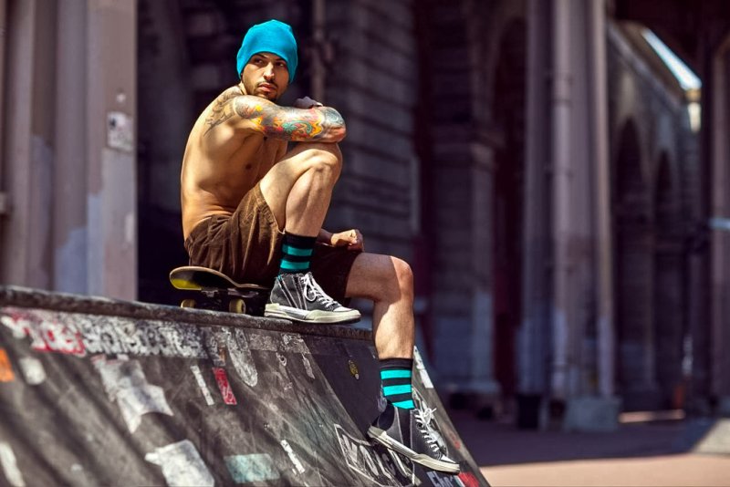 Парень со скейтом