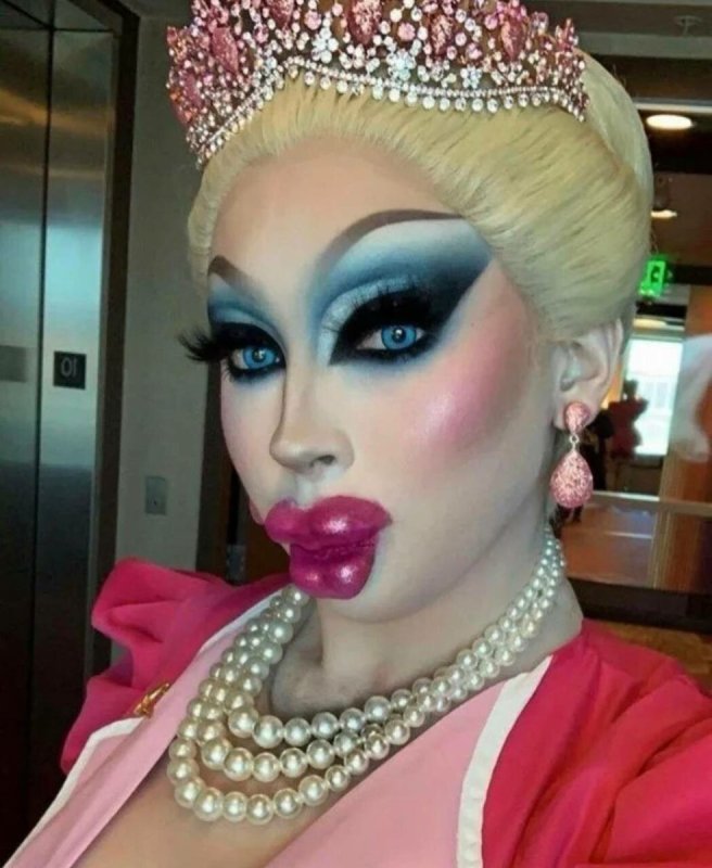 Ярко накрашенные женщины