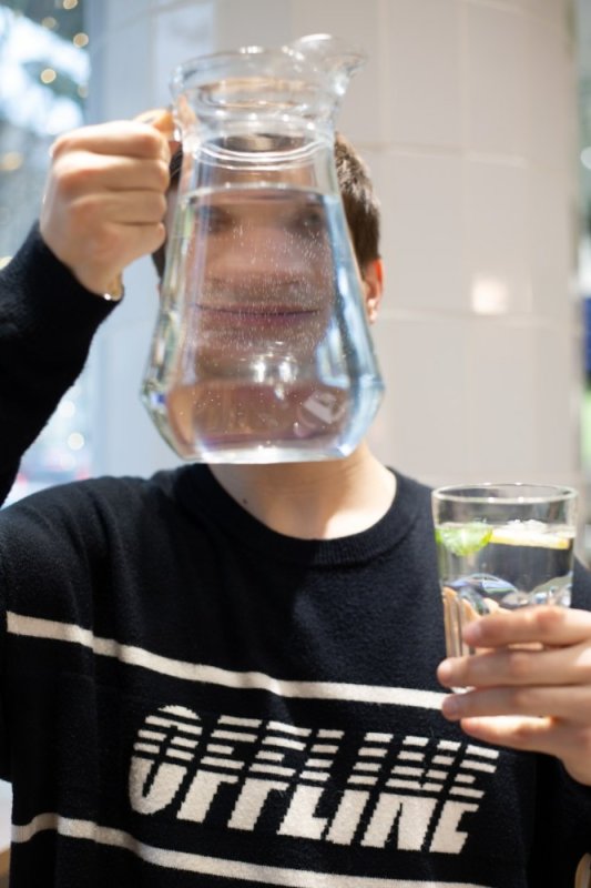 Человек со стаканом воды