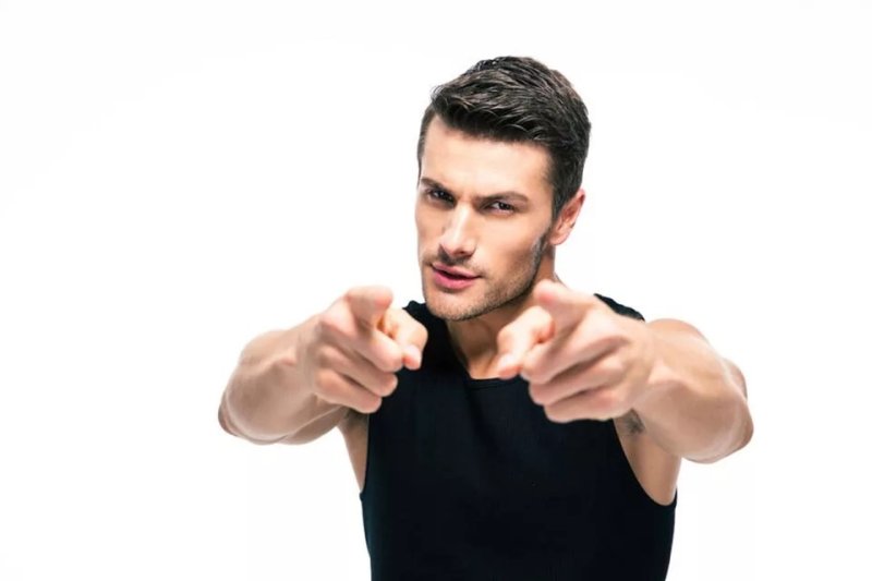 Мужик указывает пальцем