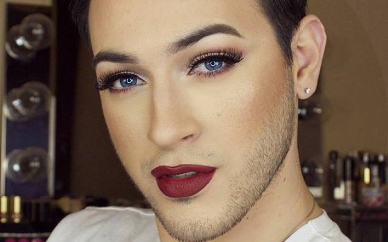 Парни с макияжем