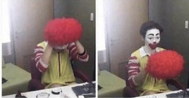 Мем клоун надевает парик