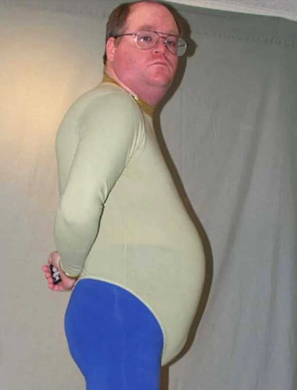 Толстый мужчина в лосинах