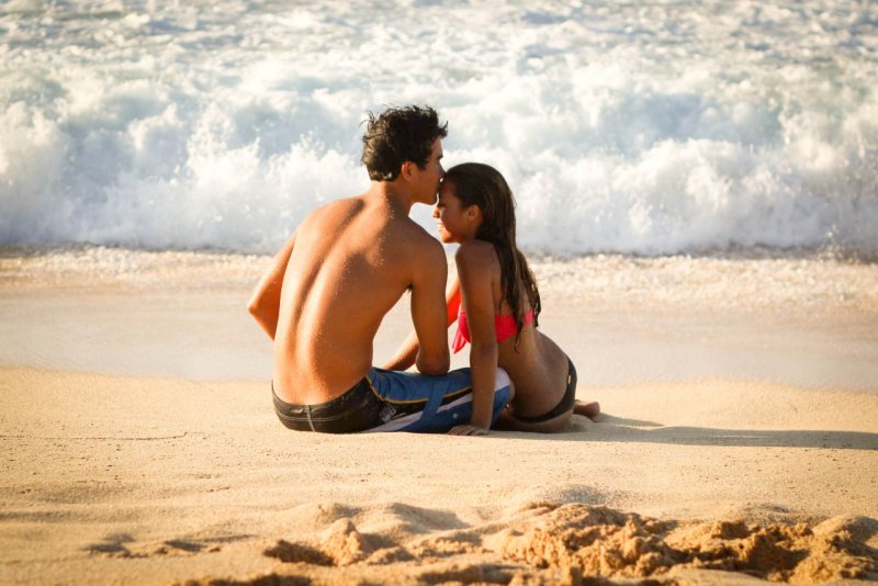 Парочка на берегу моря