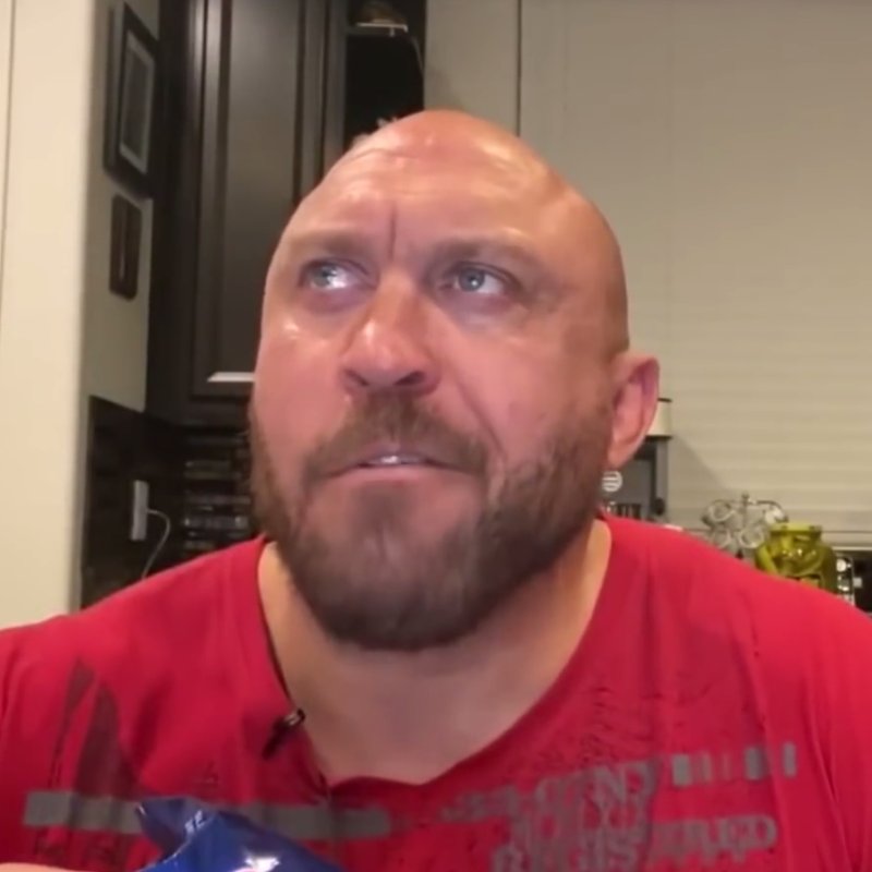 Мужик ест чипсы гиф