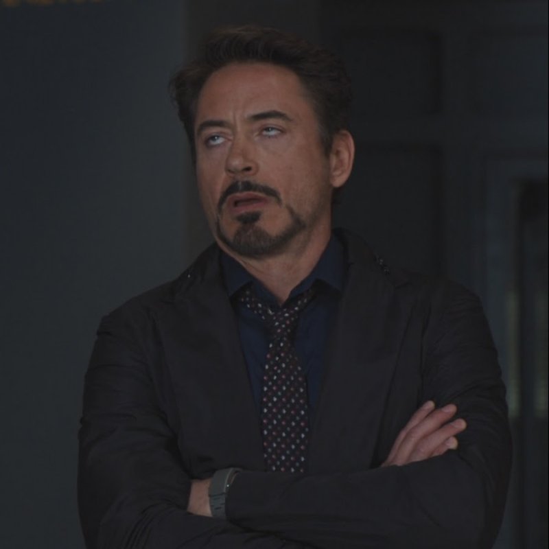 Роберт Дауни закатывает глаза