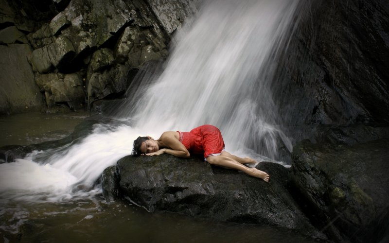 Девушка под водопадом