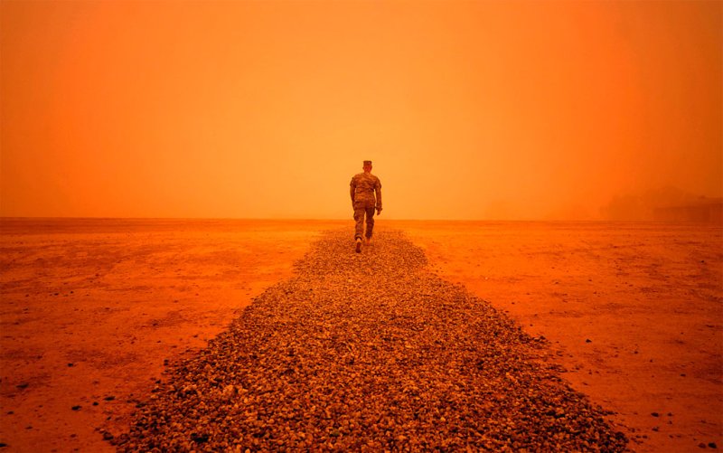 Чел уходит в закат