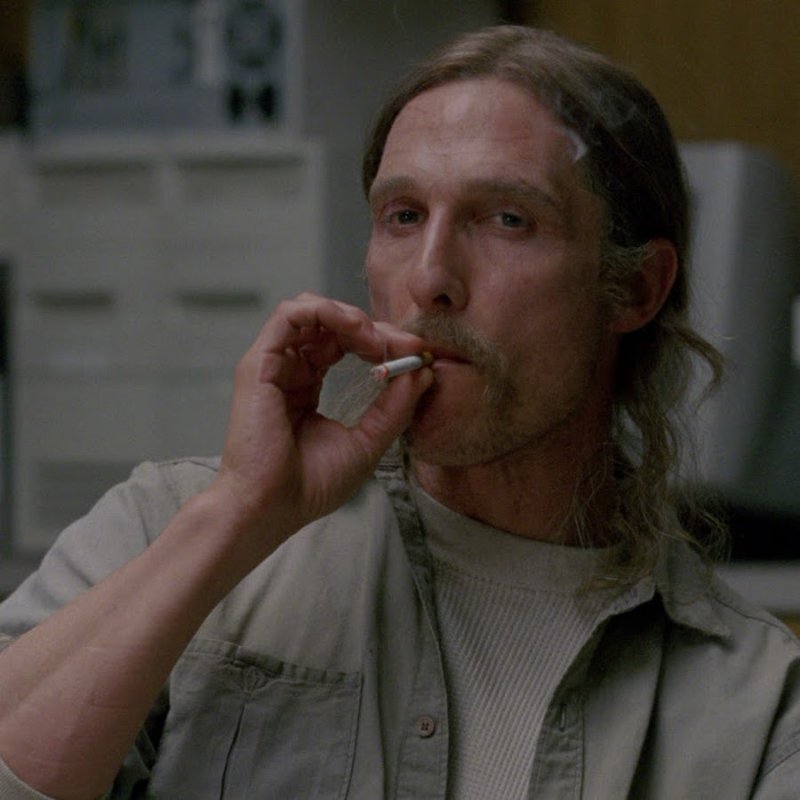 Метью Макконахи курит