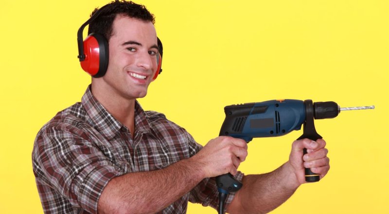 Мужчина с перфоратором