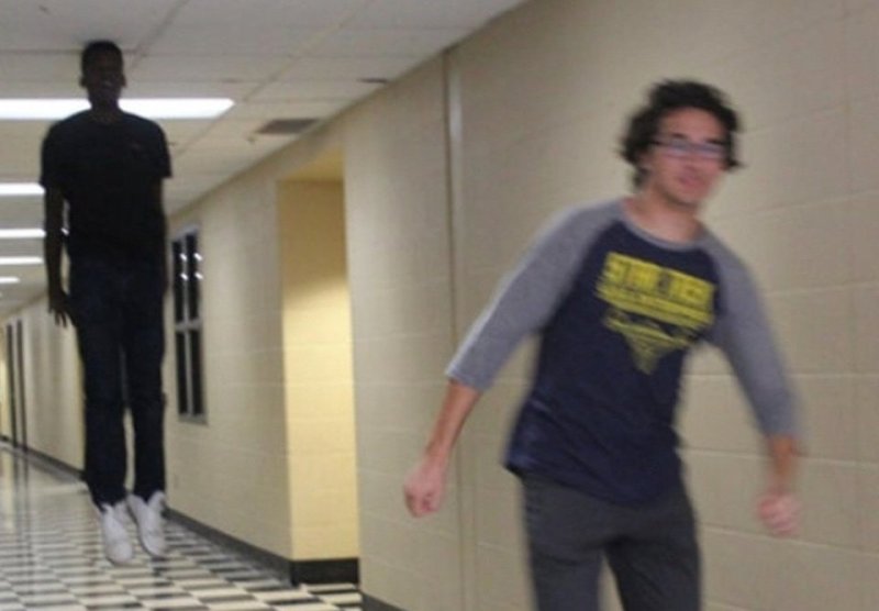 Пацан бежит по школе