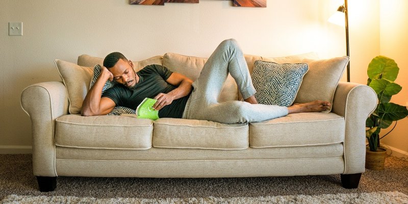 Лежит на диване