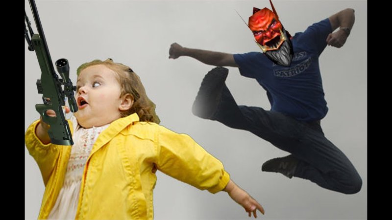 Девочка в желтом бежит