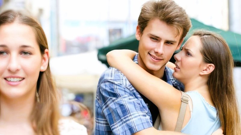 Мем мужчина смотрит на другую женщину