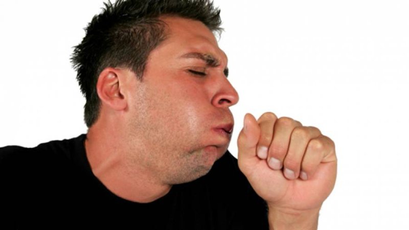 Мужчина кашляет