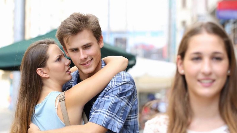 Смотрит на другую девушку