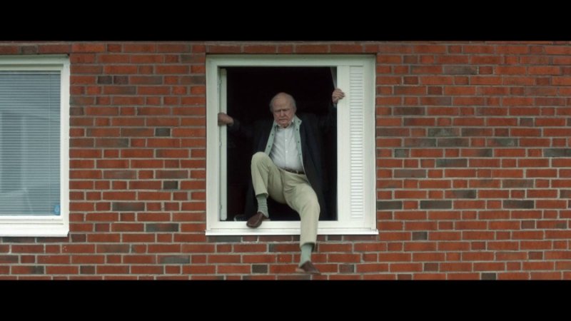 Человек выглядывает из окна