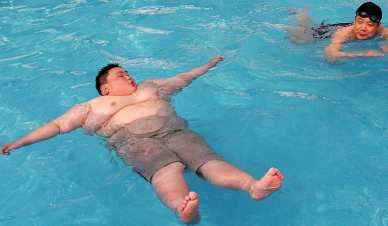 Толстый мужчина в воде