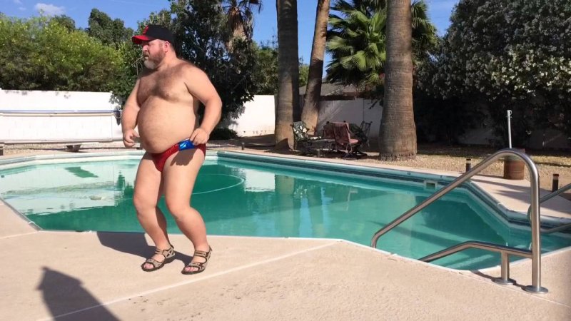 Жирный в бассейне