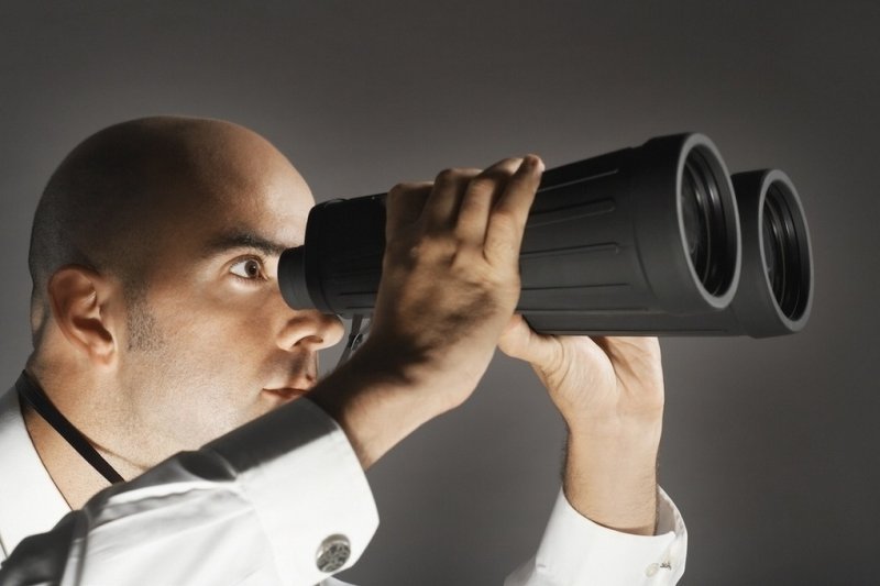 Парень с биноклем