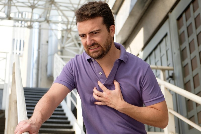 Мужчина хватается за сердце Мем