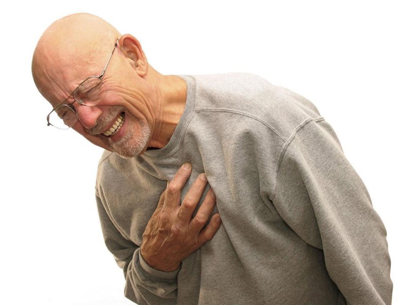 Старик хватается за сердце