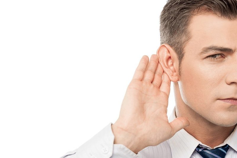 Мужчина прислушивается