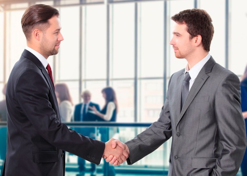 Люди пожимают руки