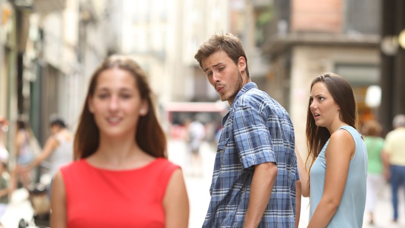 Парень оборачивается