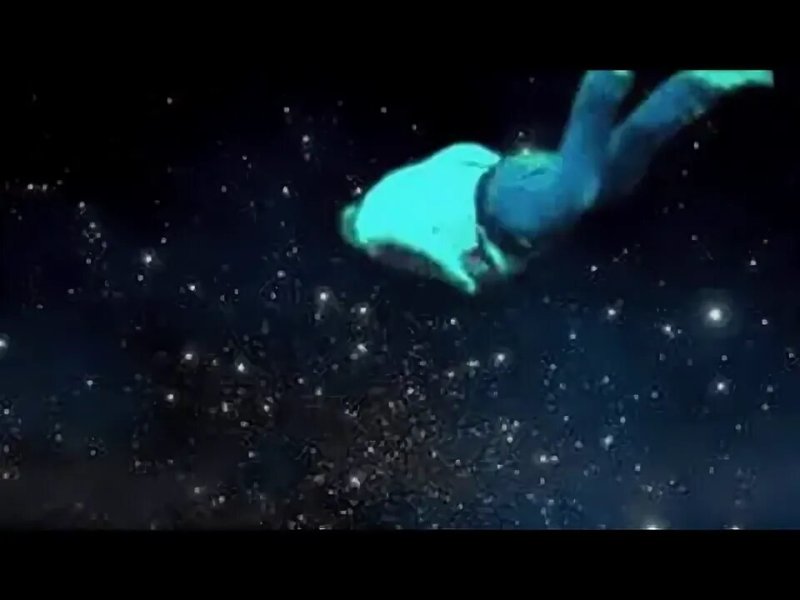 Человек падает в космосе