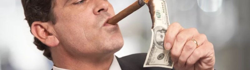 Курит деньги с сигары