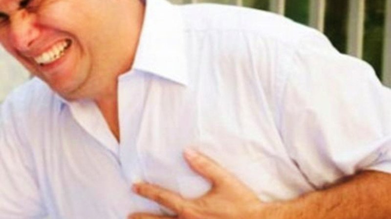 Человек держится за сердце