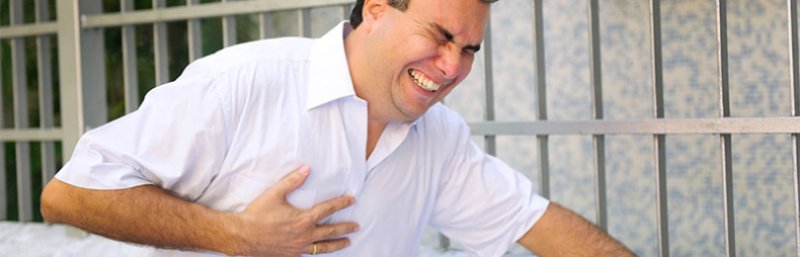 Держится за сердце