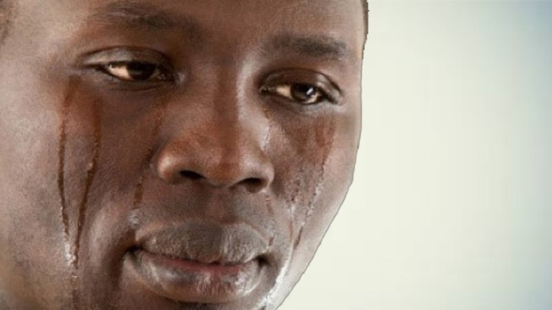 Мужик плачет