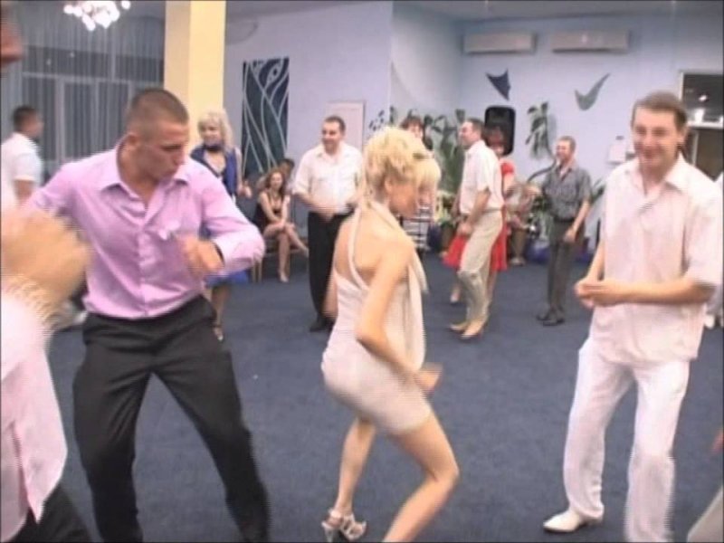 Мужик танцует на свадьбе