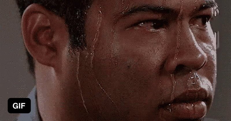 Вытирает пот