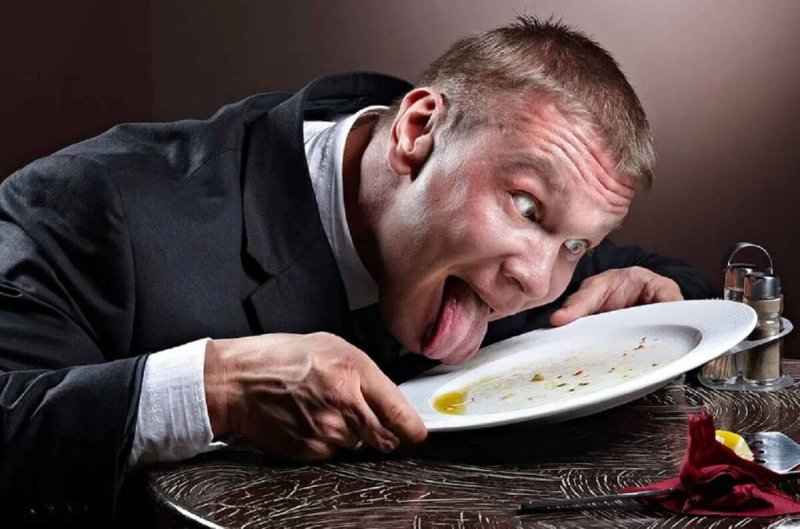 Человек за едой