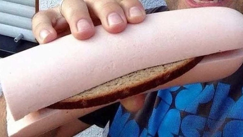 Огромный бутерброд с колбасой